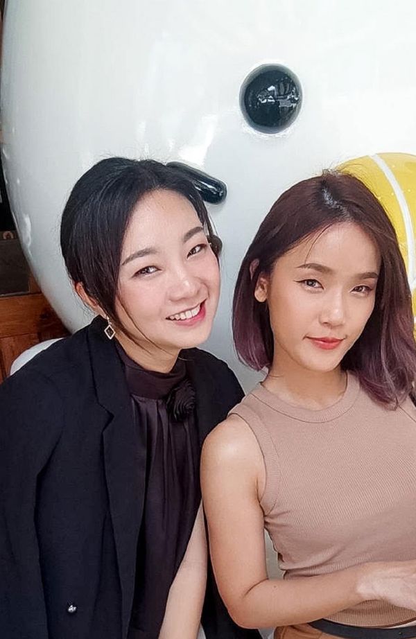 สมาชิกถ่ายรูปคู่กัน