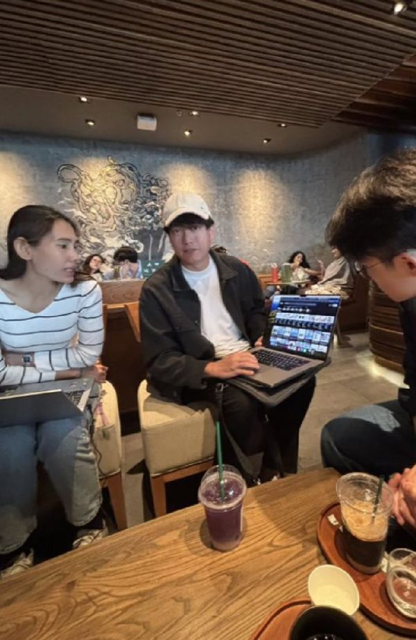 นั่งทำงานด้วยกันที่คาเฟ่